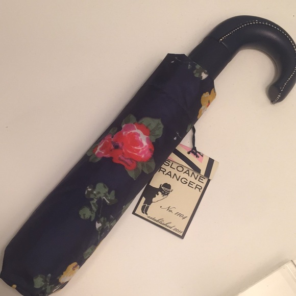 ☔️🆕Cute Rose print umbrella.Dark blue w/flowers☔️ - Picture 4 of 6
